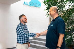 care4cloud Mitarbeiter Hendrik und Kevin schütteln sich die Hände