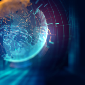 Ein digitaler Globus mit leuchtend blauen und orangefarbenen Punkten sowie Gitterlinien, die globale Technologie- oder Datennetzwerke darstellen, vor einem dunklen, verschwommenen Hintergrund – der den Innovationsgeist von Holidu perfekt einfängt.